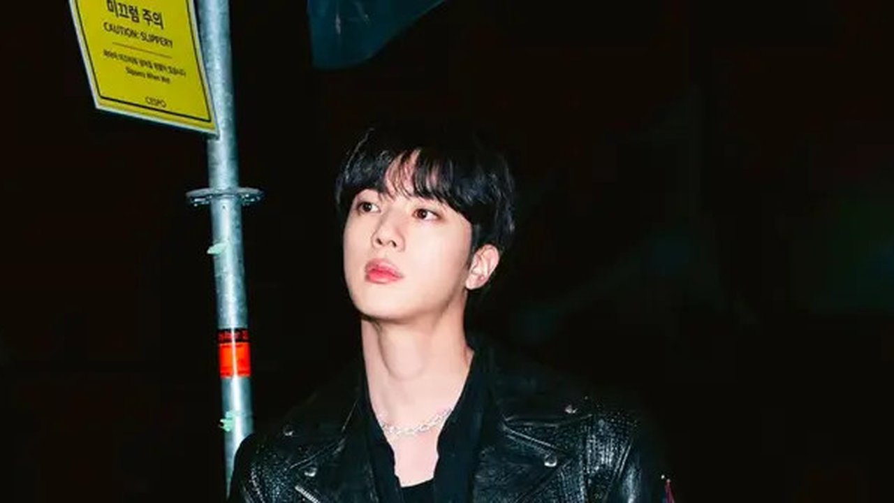 Lihat di sini gaya Jin BTS tampil ala rocker dalam balutan CELINE di konser Coldplay. [Dok/CELINE].
