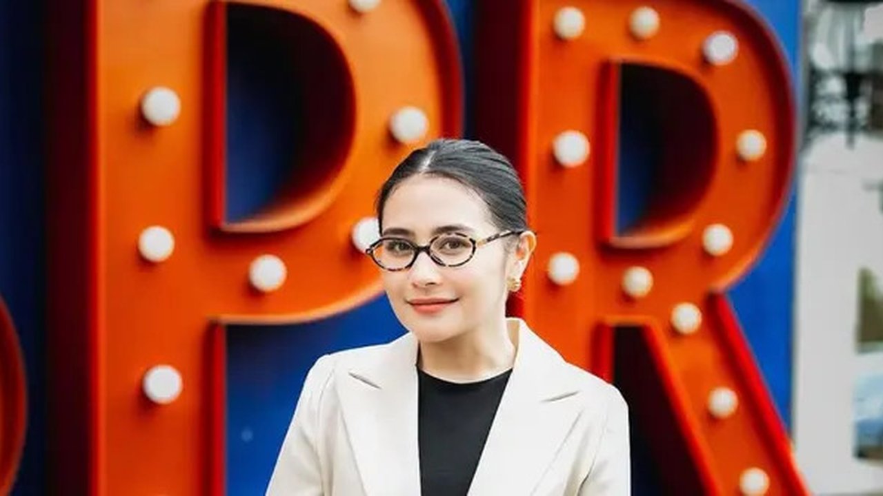 Gaya Mengajar Prilly Latuconsina yang Anggun dan Profesional (Instagram/@prillylatuconsina96)