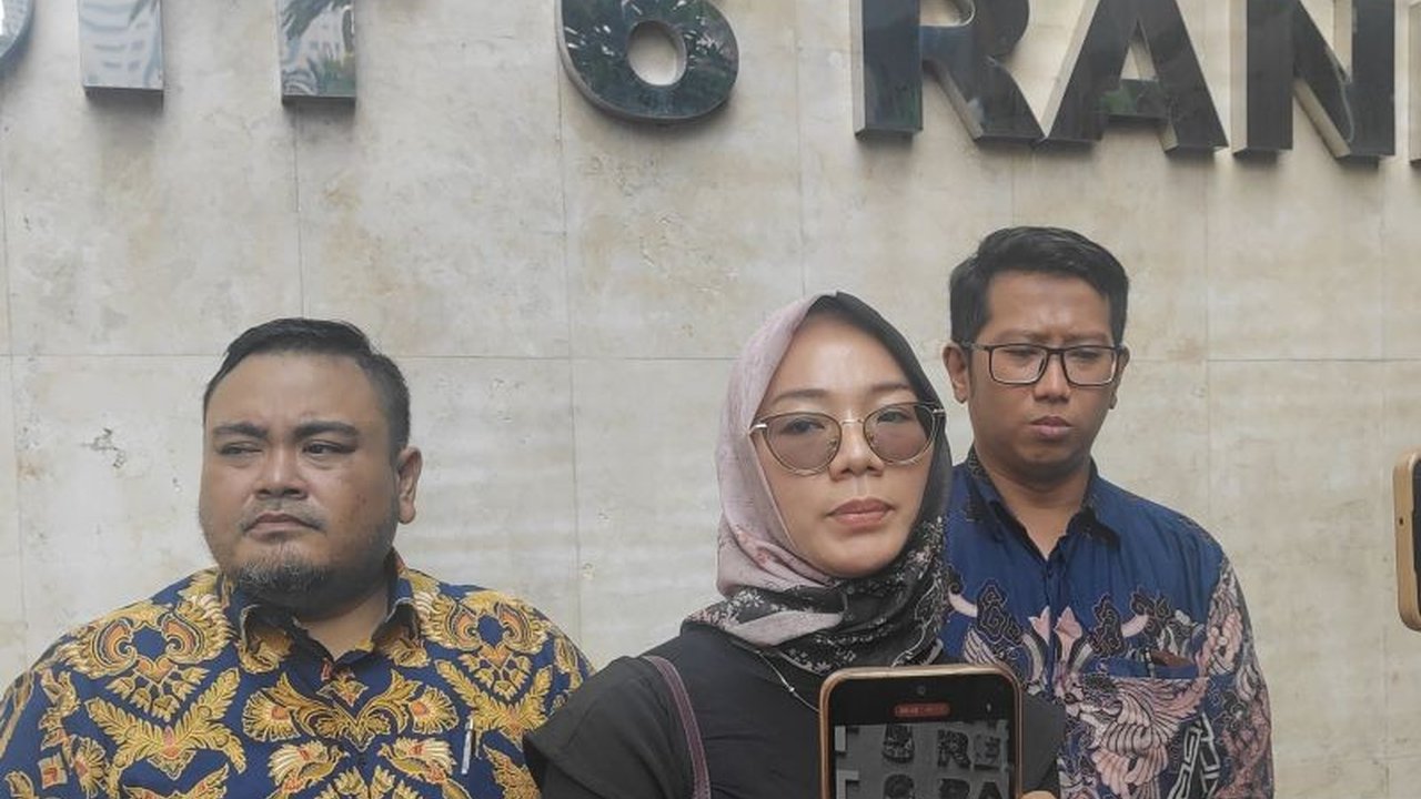 Seorang wanita melaporkan kasus penipuan properti senilai Rp1,1 miliar yang dihentikan penyidikannya ke Polda Metro Jaya, berharap kasus tersebut dibuka kembali dan menemukan keadilan.