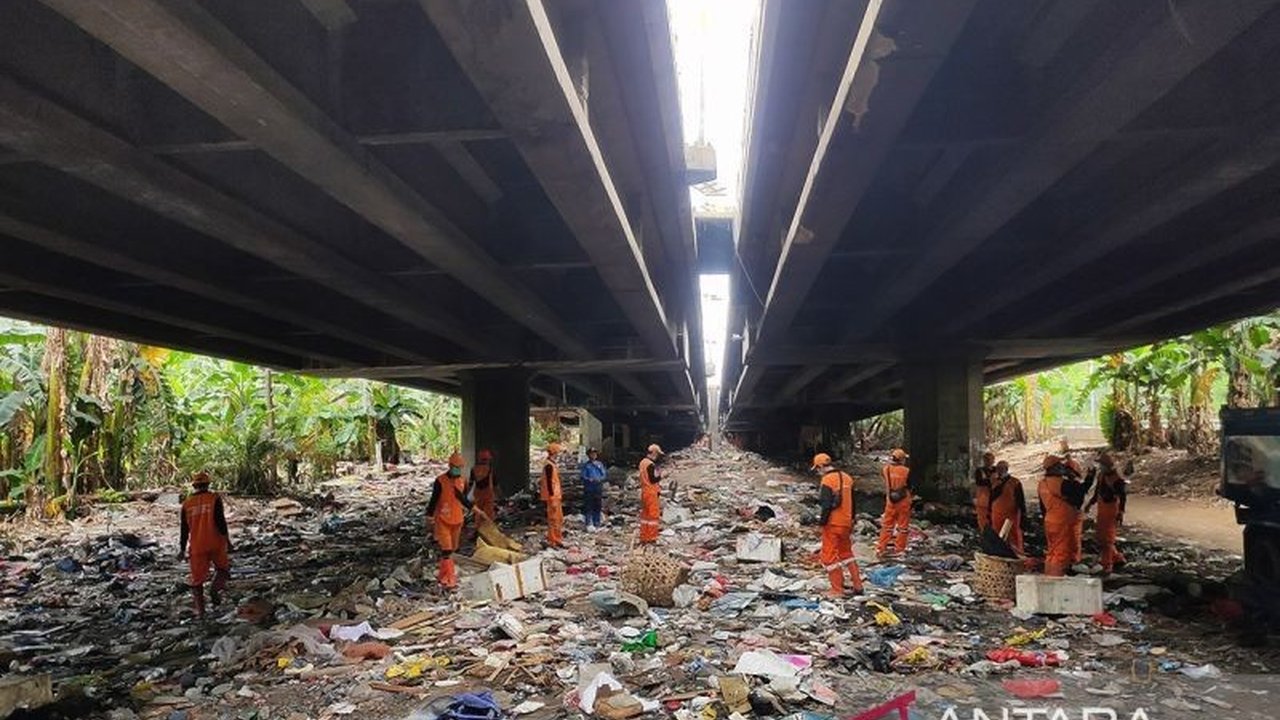 Anggota DPRD DKI Jakarta mendesak Pemprov DKI untuk bertindak tegas terhadap pencurian pelat besi di JPO dan kolong tol yang membahayakan keselamatan warga.