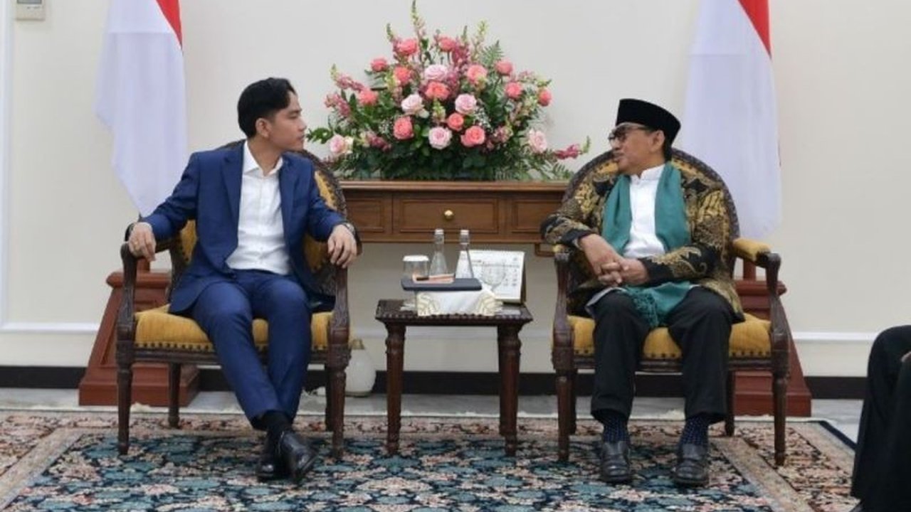 Wakil Presiden Gibran Rakabuming Raka menekankan pentingnya sinergi antara Himpunan Ekonomi Bisnis Pesantren (HEBITREN) dan pemerintah untuk meningkatkan kesejahteraan pesantren dan santri di Indonesia.