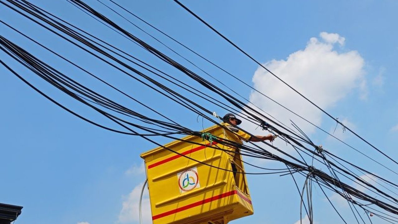Suku Dinas Bina Marga Jakarta Timur membereskan kabel udara semrawut di Pondok Kelapa, Penggilingan, dan Pulo Gebang untuk menciptakan keindahan kota dan mencegah kecelakaan.