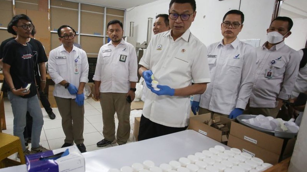 BPOM bertindak tegas dengan mencabut izin edar 8 produk kosmetik yang promosinya dinilai melanggar norma kesusilaan dan berpotensi merugikan konsumen.