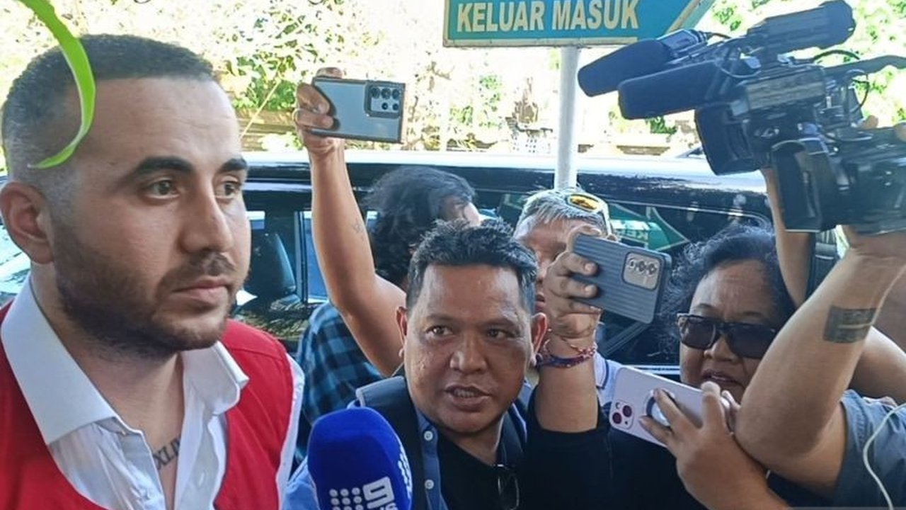 Seorang warga negara Australia, Mohammed Rifai, didakwa melakukan penganiayaan berat terhadap seorang security di Finns Beach Club Bali dan terancam hukuman penjara berdasarkan pasal 351 KUHP.