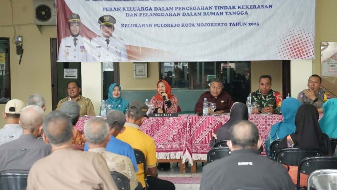 Wali Kota Mojokerto, Ika Puspitasari, luncurkan program 'Kelurahan Sadar Hukum' untuk mencegah kekerasan dalam rumah tangga dan meningkatkan kesadaran hukum di tingkat keluarga.