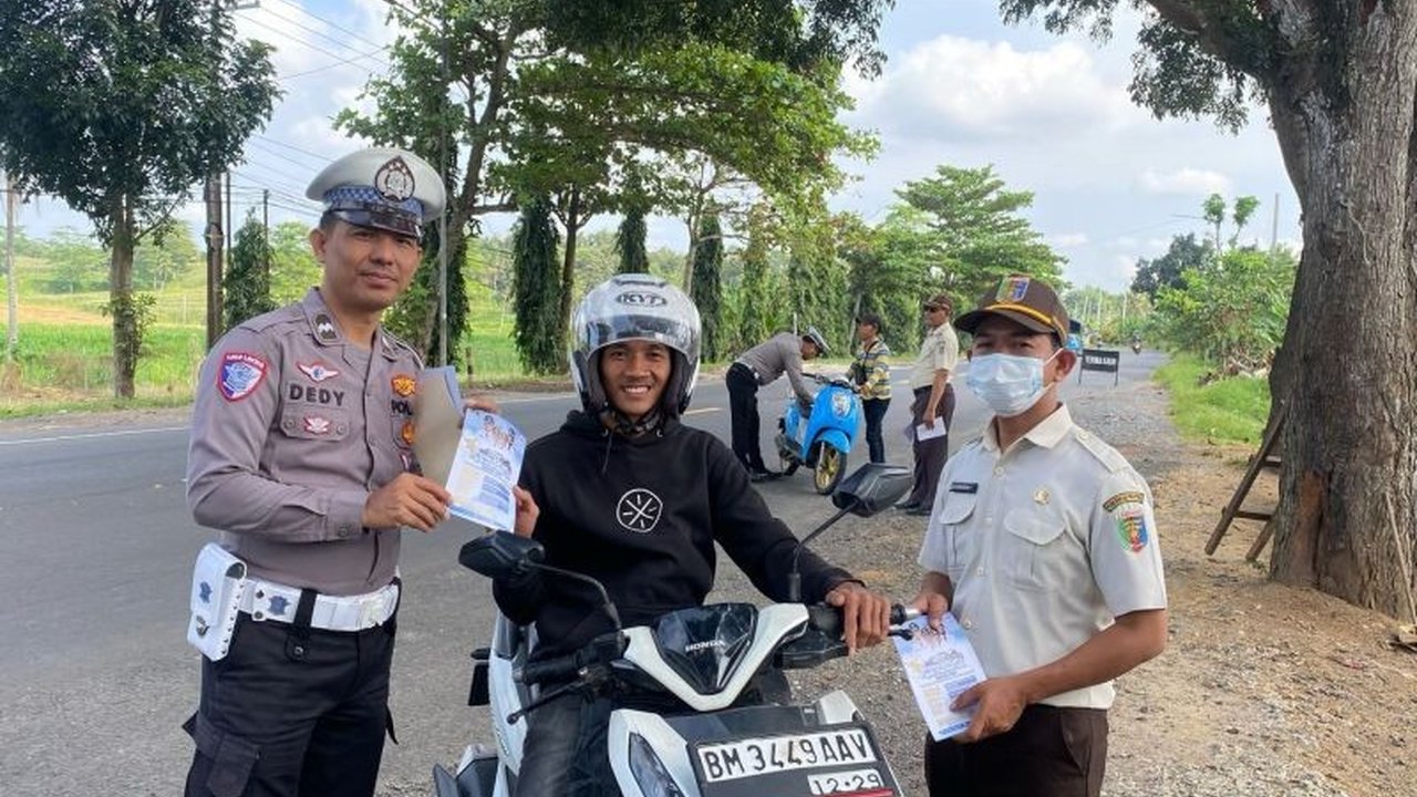 Satlantas Polres Lampung Selatan melakukan sosialisasi pemutihan pajak kendaraan dan pengecekan surat-surat kendaraan kepada pengendara di Jalan Trans Sumatera, guna meningkatkan kesadaran hukum dan ketertiban lalu lintas.