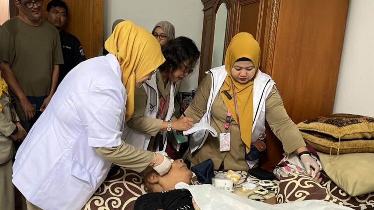 Jakarta Selatan meluncurkan 'Pasukan Putih', tim kesehatan yang memberikan layanan medis ke rumah warga lanjut usia, penyandang disabilitas, atau mereka yang kesulitan akses fasilitas kesehatan.