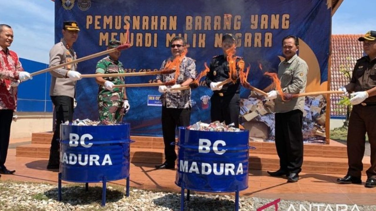 Seorang produsen rokok ilegal di Pamekasan, Madura, dibebaskan Bea Cukai setelah memilih jalur denda sebesar Rp49.147.000, daripada menghadapi ancaman hukuman penjara 5 tahun.