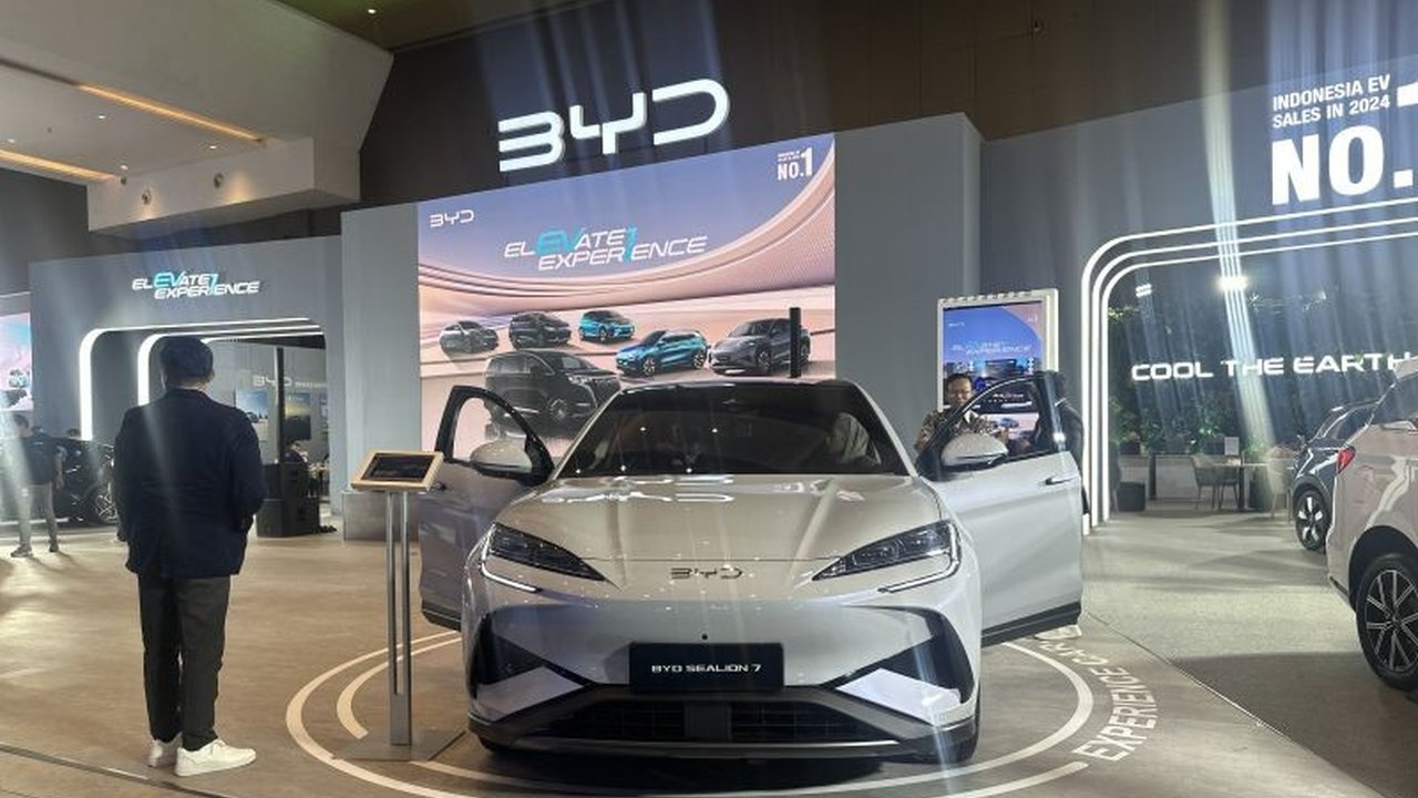 BYD Motor Indonesia dominasi pasar mobil listrik nasional pada kuartal pertama 2025 dengan penjualan 8.200 unit dan pangsa pasar 50 persen, didukung ekspansi jaringan distribusi.