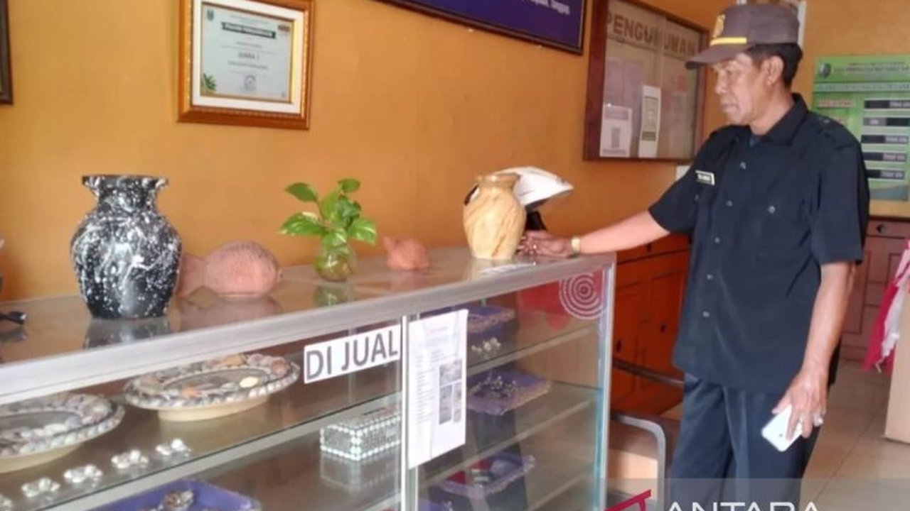 Pemerintah Provinsi Jawa Timur memberikan bantuan modal usaha sebesar Rp100 juta kepada empat BUMDes di Sampang untuk meningkatkan perekonomian desa.