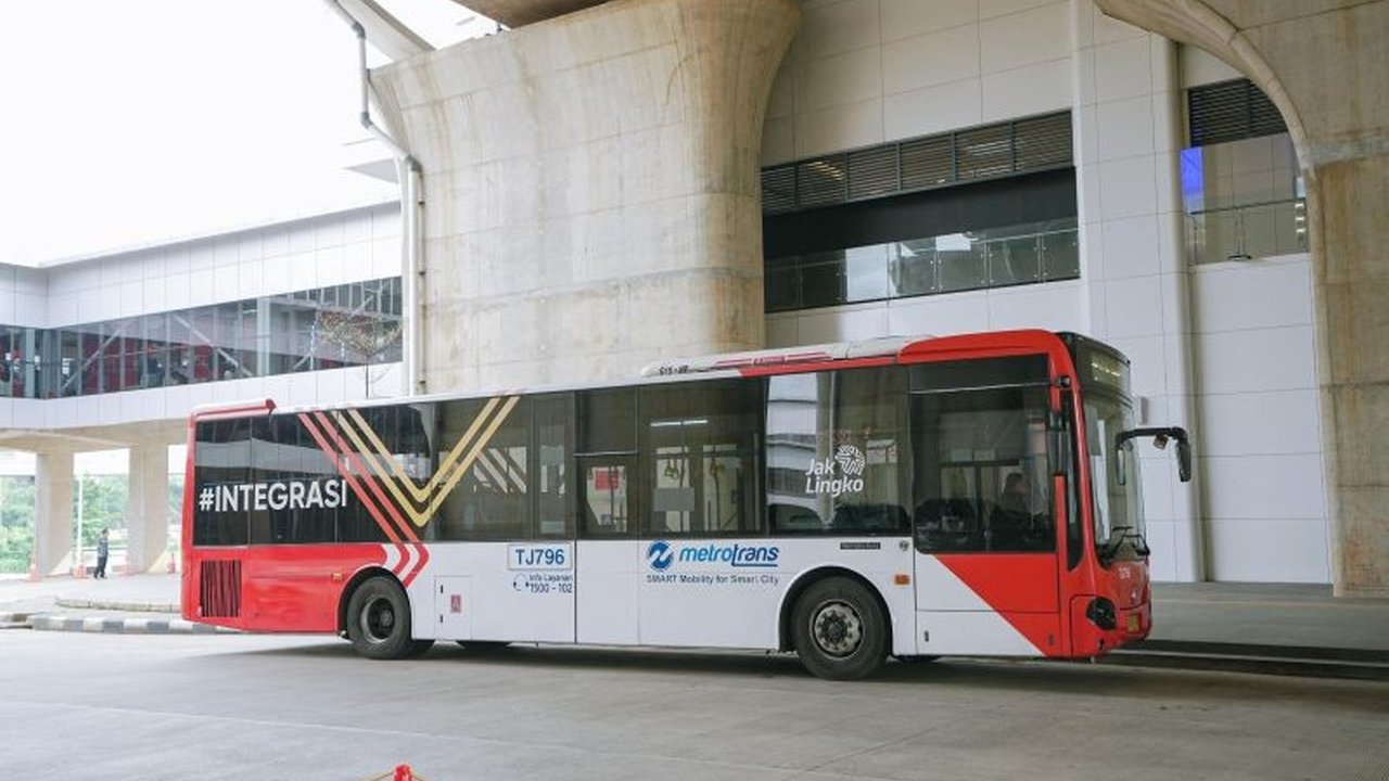 Armada Transjakarta rute Kampung Melayu-Tanah Abang (5M) kini tak lagi berhenti di Simpang Matraman karena pembangunan LRT Jakarta Fase 1B, penumpang dialihkan ke halte Matraman 3.
