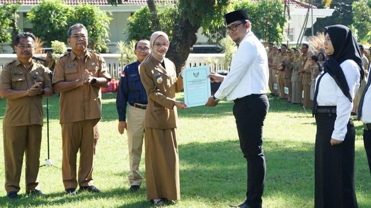 Pemkot Kediri ingatkan seluruh ASN untuk memegang teguh core value ASN Berakhlak dalam memberikan pelayanan terbaik bagi masyarakat, ditandai dengan penyerahan SK kepada CPNS dan PPPK 2024.