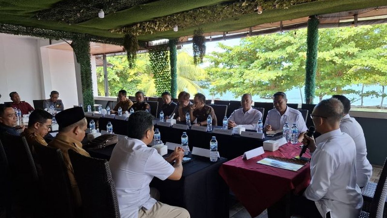 Tim Pengawasan Orang Asing (Pora) Sumatra Barat membahas isu penting pengawasan orang asing, termasuk antisipasi lonjakan turis di Mentawai dan modus 'perusahaan siluman'.