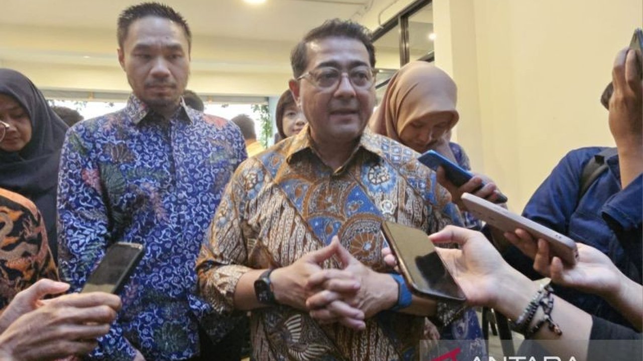 Menteri Ekonomi Kreatif mendorong pemerintah daerah membentuk dinas khusus ekonomi kreatif untuk mengoptimalkan potensi dan membuka lapangan kerja di sektor tersebut.