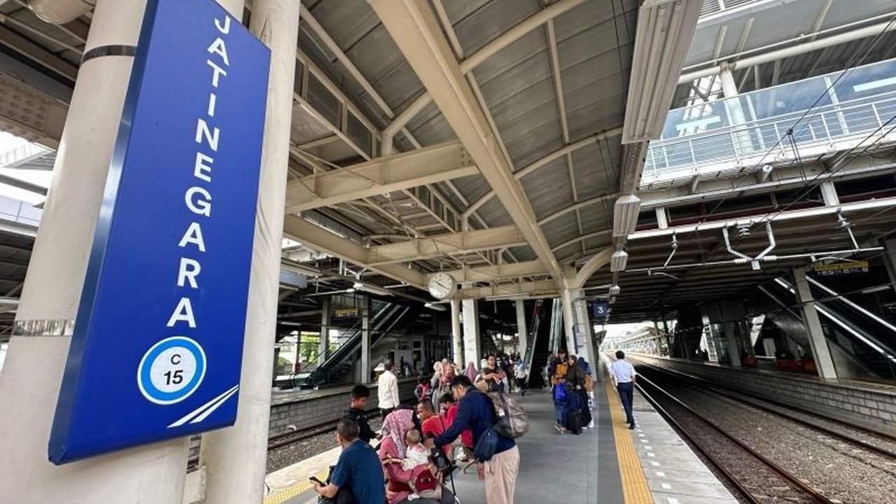 PT KAI Daop 1 Jakarta memberhentikan 39 kereta api jarak jauh di Stasiun Jatinegara pada 1 Mei 2024 untuk mengantisipasi kemacetan dan memberikan alternatif bagi penumpang.