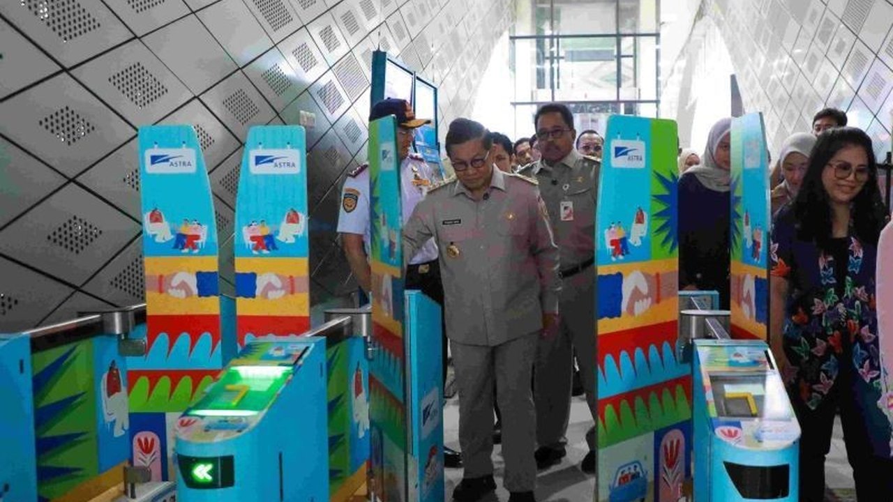 Pemprov DKI Jakarta mewajibkan ASN untuk berswafoto saat menggunakan transportasi umum setiap Rabu guna mendukung program pengurangan polusi dan pembangunan berkelanjutan.
