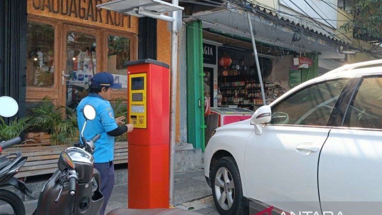 Maraknya parkir liar di Jakarta membuat Pendapatan Asli Daerah (PAD) dari sektor parkir bocor hingga Rp600 miliar;  sistem perparkiran yang amburadul harus segera dibenahi.