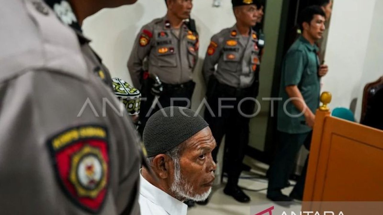 Empat dari 18 tersangka kasus uang palsu menjalani sidang perdana di PN Gowa, Sulawesi Selatan, dengan ancaman hukuman 10 tahun penjara dan denda Rp10 miliar.