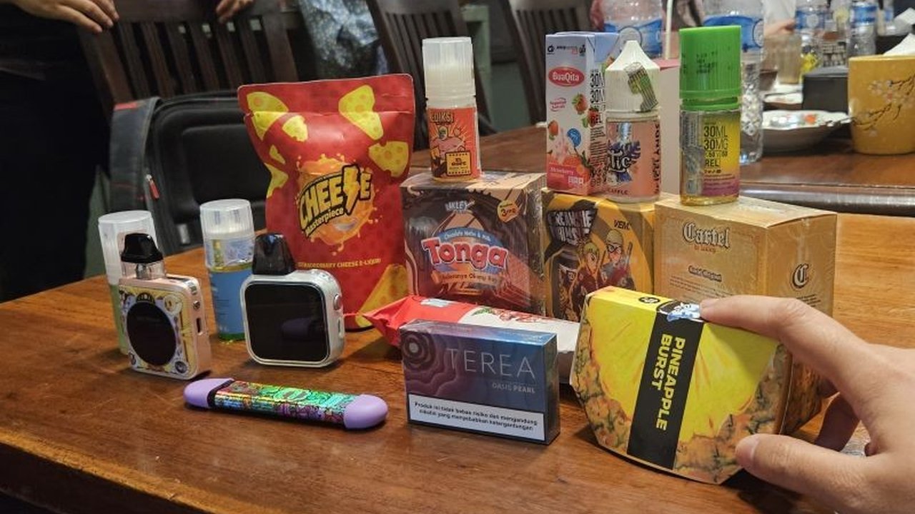 Pemerintah Indonesia menargetkan penetapan standar maksimal kadar nikotin dan tar pada rokok pada Juni 2025 untuk menurunkan prevalensi perokok anak muda, sesuai RPJMN 2025-2029.