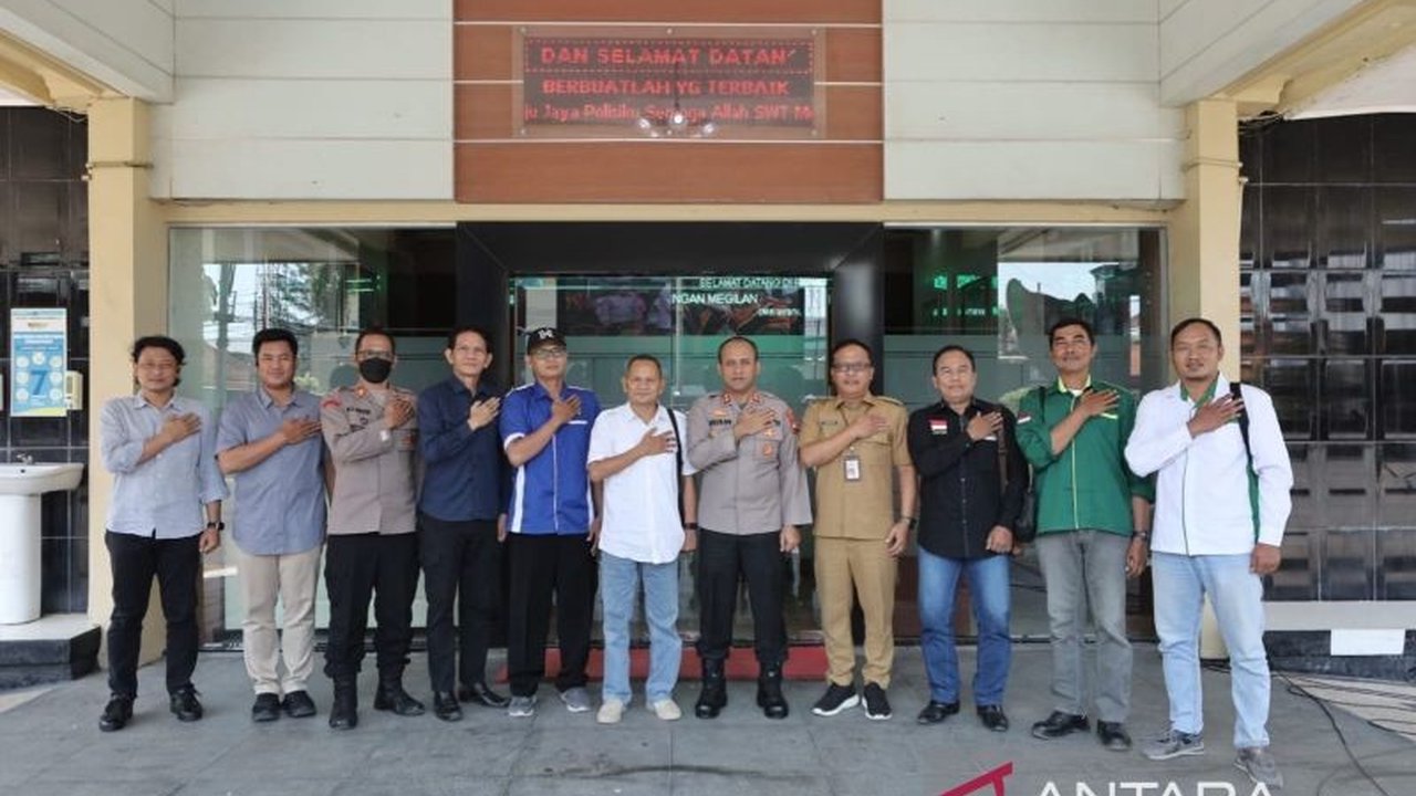 Polres Lamongan menyiapkan 150 personel untuk mengamankan May Day 2025 yang akan dipusatkan di Lapangan Gajah Mada, fokus pada sinergi positif antara pekerja, pengusaha, dan pemerintah.