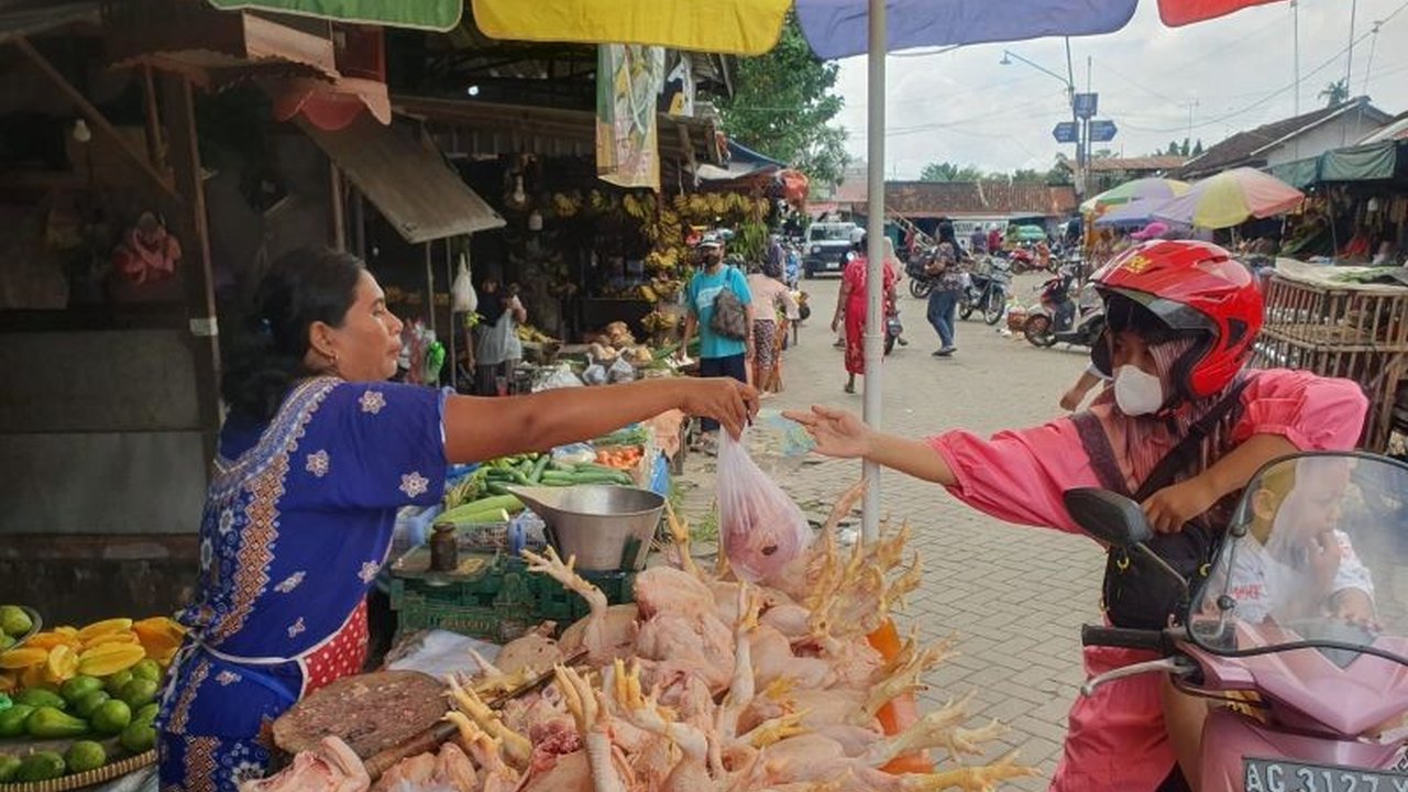 Penerapan sistem e-retribusi di pasar tradisional Tulungagung berhasil meningkatkan pendapatan daerah secara signifikan, mencapai lebih dari Rp100 juta per bulan.