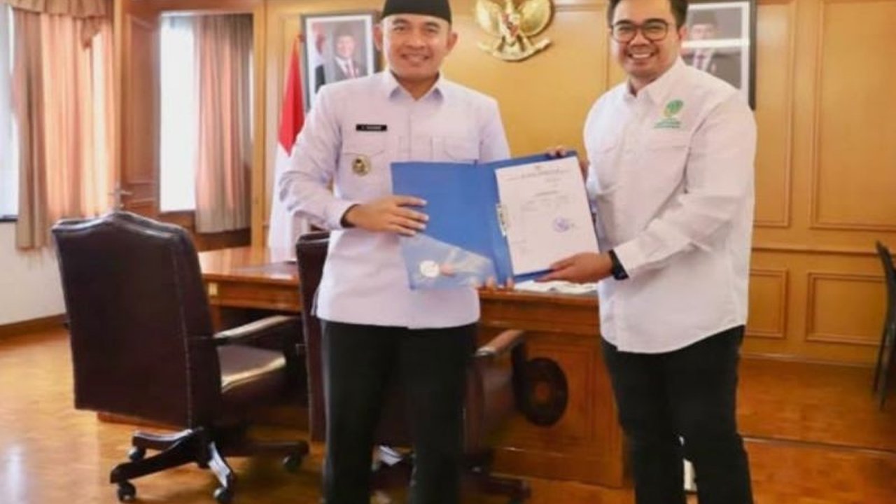 Bupati Tanah Laut, Rahmat Trianto, melakukan audiensi dengan Kemenhut untuk mencari solusi perbaikan jalan di Desa Riam Adungan-Salaman, Kecamatan Kintap, yang terhambat karena berada di kawasan hutan.