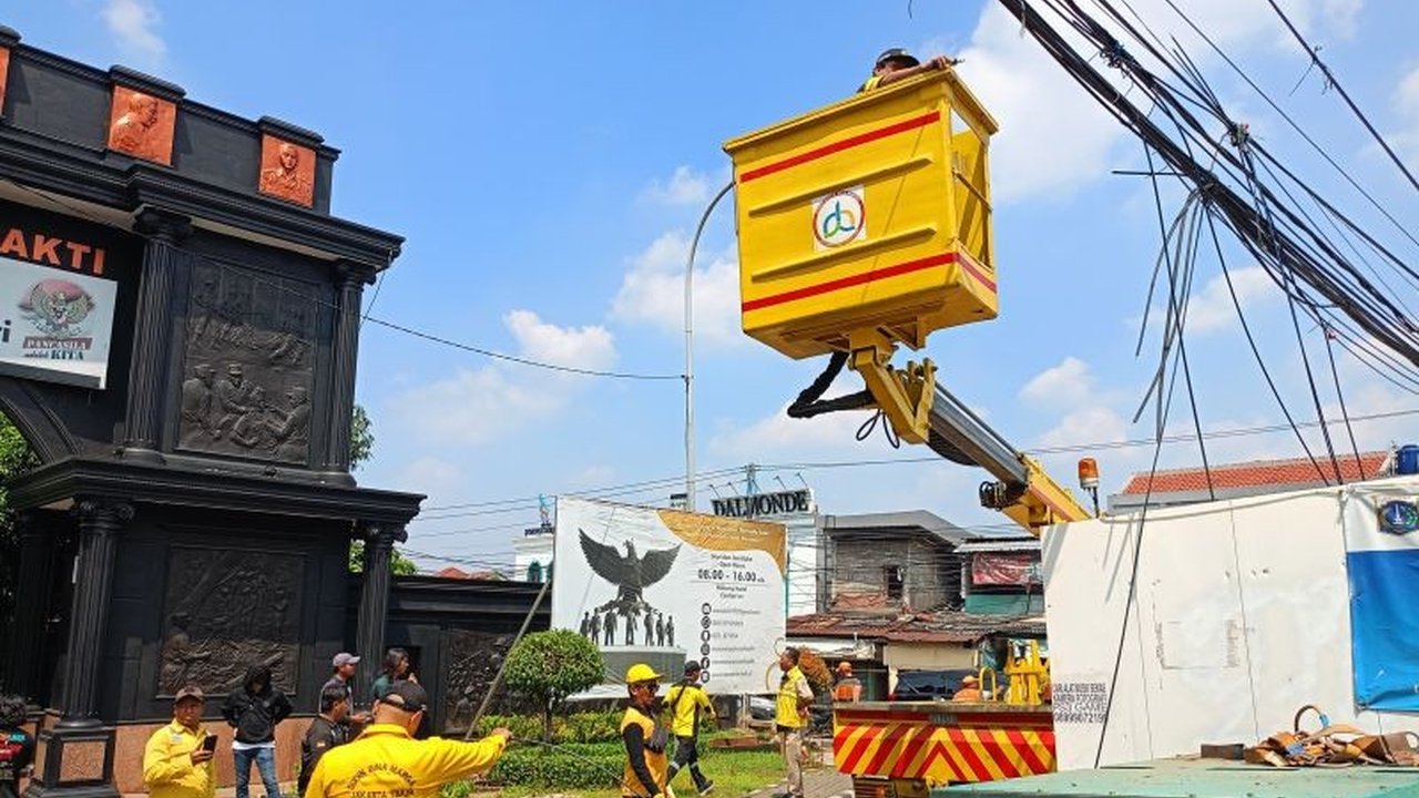 Suku Dinas Bina Marga Jakarta Timur memberlakukan larangan pemasangan kabel udara baru, menertibkan 1,9 km kabel semrawut di Cipayung, dan menekankan pentingnya Peraturan Gubernur Nomor 69 Tahun 2020 tentang SJUT.