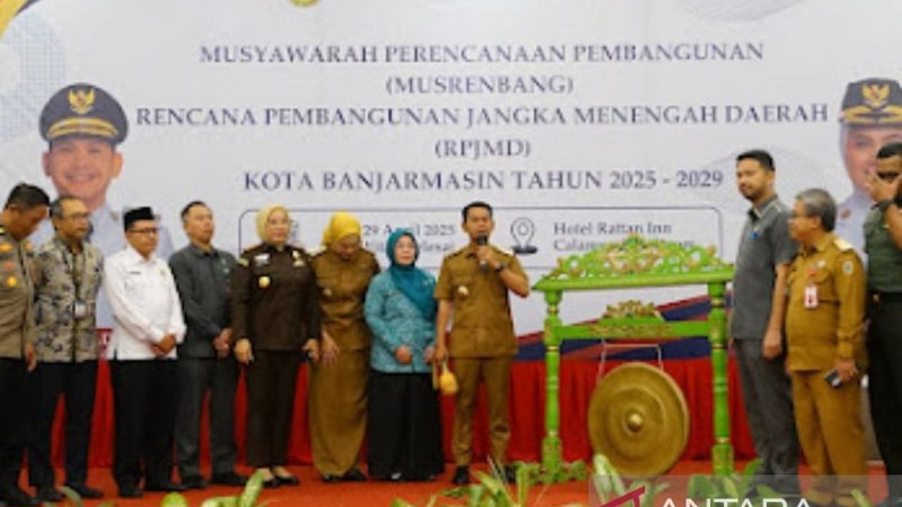 Wali Kota Banjarmasin memastikan RPJMD 2025-2029 selaras dengan pusat dan provinsi, mengakomodasi visi Banjarmasin Maju Sejahtera dan Asta Cita Presiden, serta melibatkan berbagai elemen masyarakat.
