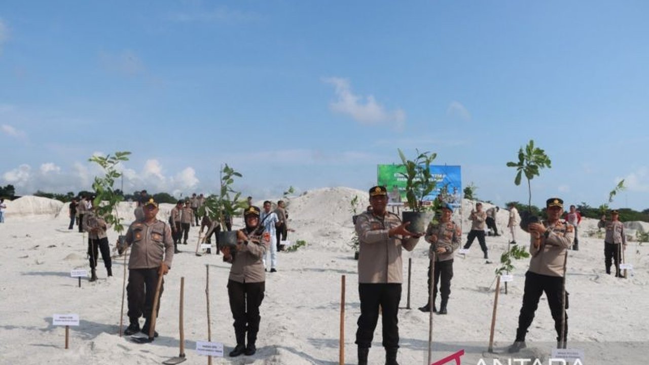 Kapolres Bangka Tengah, AKBP I Gede Nyoman Bratasena, pimpin penanaman ratusan pohon berbagai jenis dalam aksi serentak 'Ketahanan Bumi Serumpun Sebalai' untuk menjaga lingkungan di Bangka Tengah.