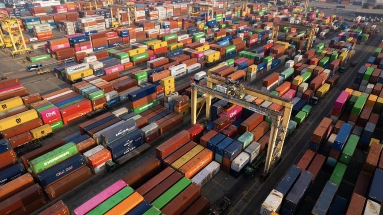 PT Terminal Petikemas Surabaya (TPS) merayakan HUT ke-26 dengan tema ELEVATE, mencerminkan komitmen transformasi perusahaan untuk meningkatkan daya saing di industri logistik kepelabuhanan global.