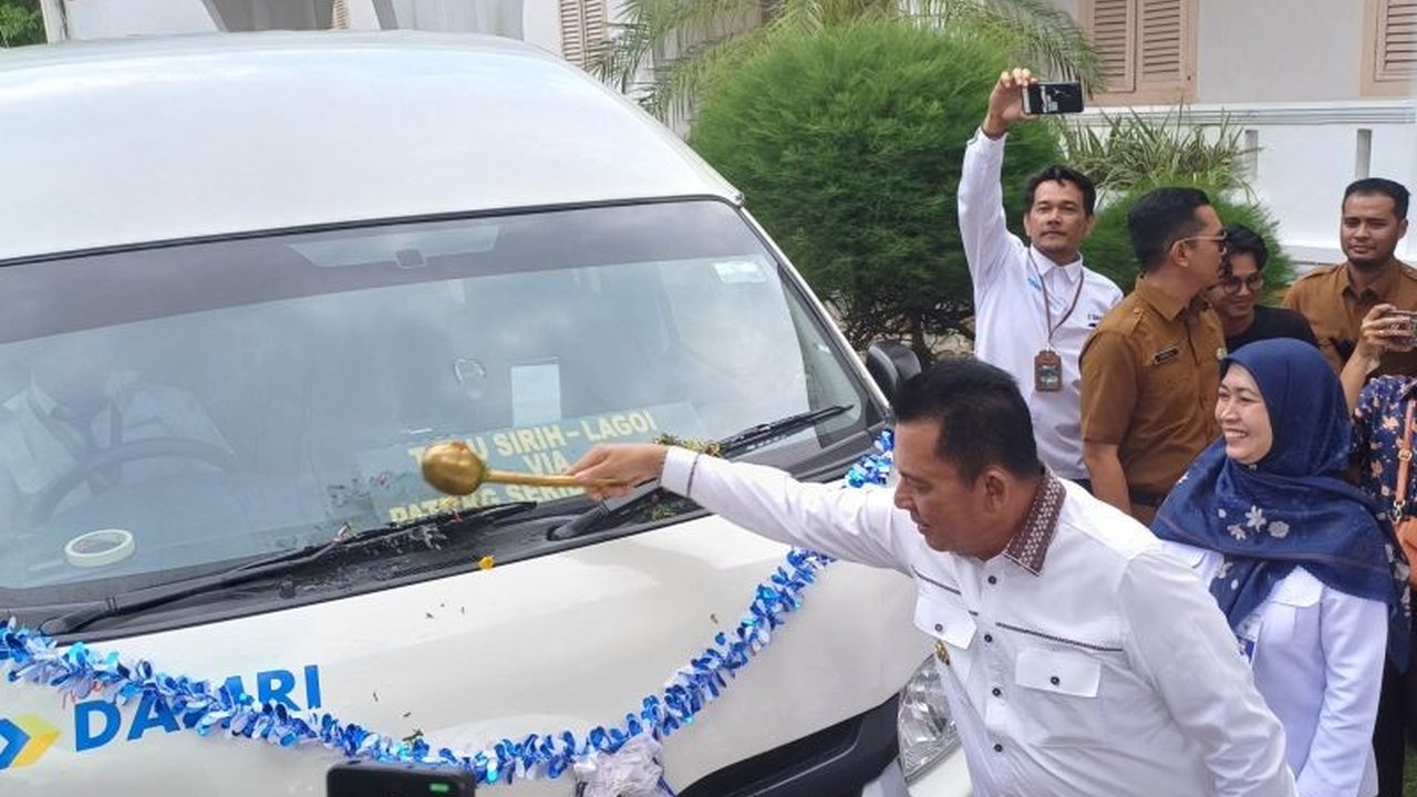 Provinsi Kepulauan Riau menerima dua minibus pariwisata dari Kemenhub untuk meningkatkan aksesibilitas dan kenyamanan wisatawan di Kawasan Strategis Pariwisata Nasional (KSPN).