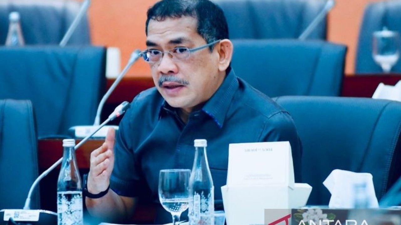 Anggota DPR Asep Wahyuwijaya mendukung penuh evaluasi menyeluruh direksi BUMN oleh Presiden Prabowo,  menganggapnya krusial untuk transformasi dan peningkatan efisiensi BUMN demi pertumbuhan ekonomi Indonesia.