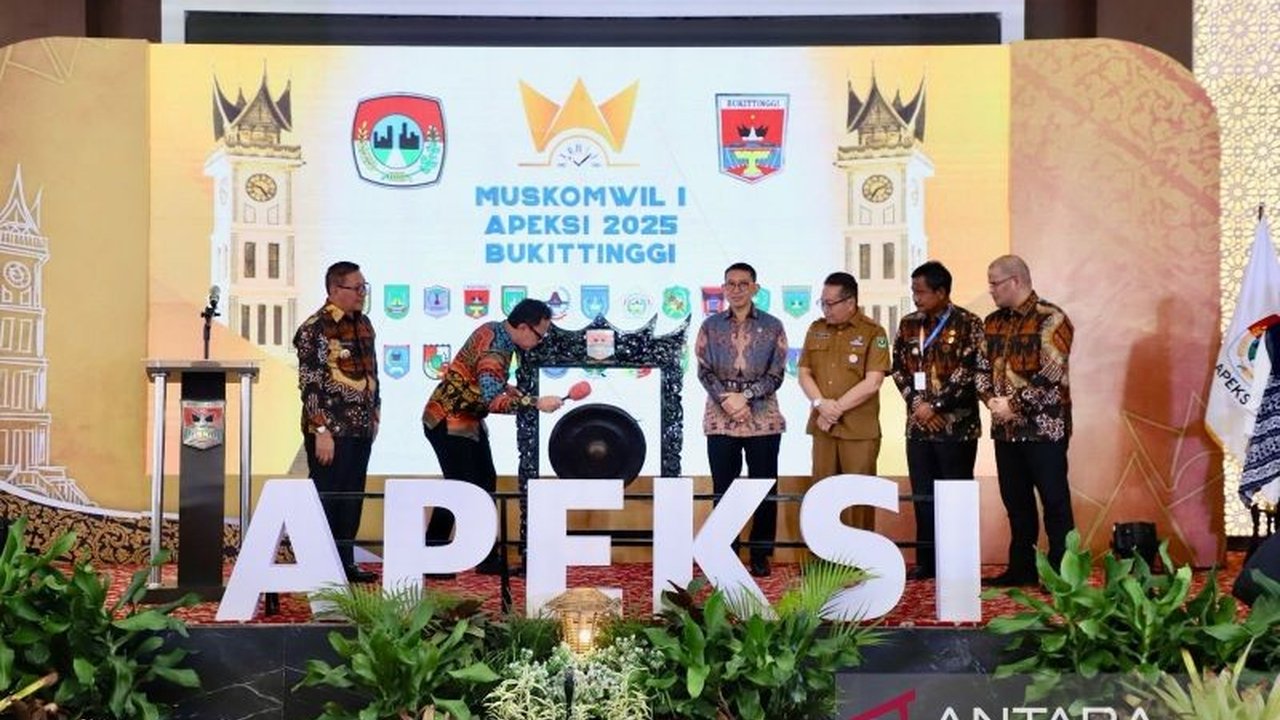 Wakil Menteri Dalam Negeri (Wamendagri) Bima Arya Sugiarto menekankan pentingnya sinergi antar pemerintah daerah (Pemda) dalam mendukung program strategis pemerintah pusat untuk mewujudkan Indonesia maju dan keluar dari jebakan pendapatan menengah.