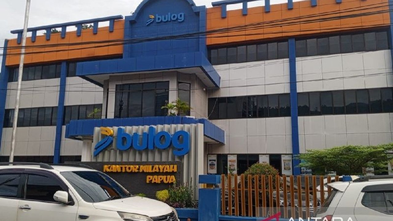 Perum Bulog Divisi Regional Papua dan Papua Barat menunda penyaluran beras Program Stabilisasi Pasokan dan Harga Pangan (SPHP) karena masih menunggu arahan dari Badan Pangan Nasional (Bapanas), meskipun stok beras mencapai 37 ribu ton.