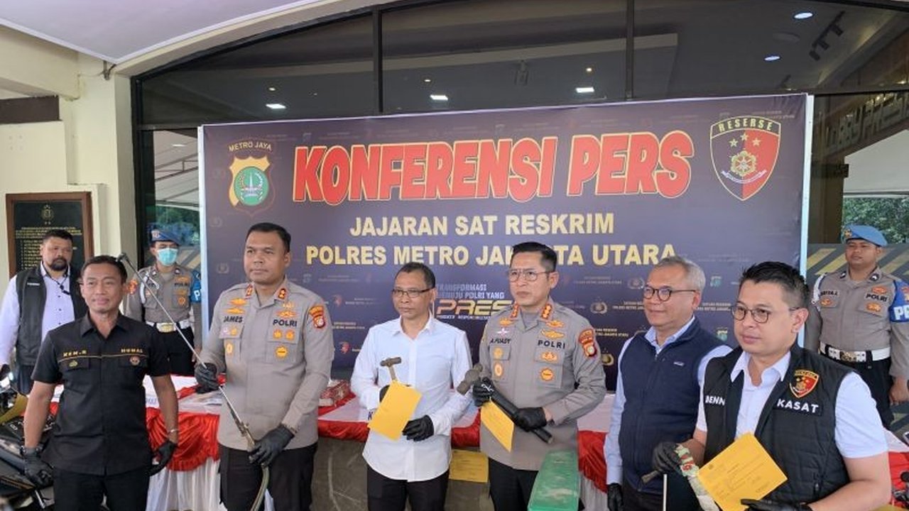 PT Citra Marga Nusaphla Persada (CMNP) mengalami kerugian ratusan juta rupiah akibat pencurian pelat besi di kolong Tol dekat JIS, Jakarta Utara; polisi telah menangkap lima pelaku, namun dua lainnya masih buron.