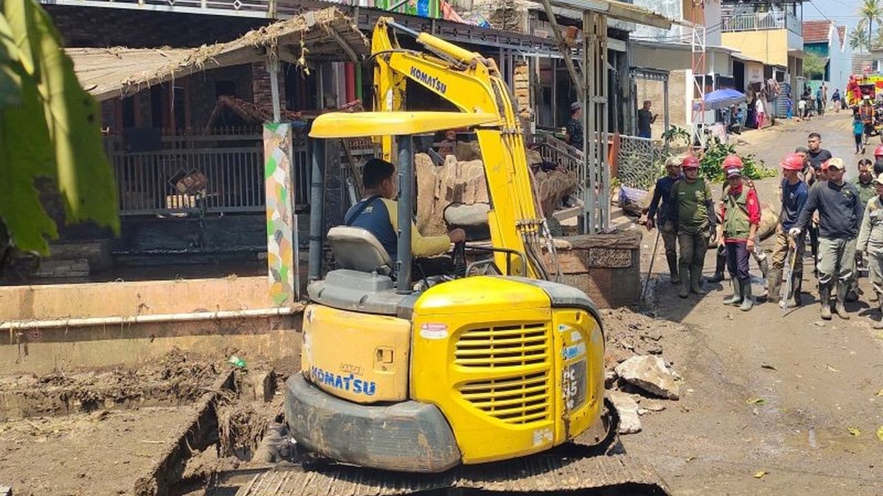 Banjir di empat kecamatan Cianjur mengakibatkan 1.100 rumah terdampak, 12 di antaranya rusak berat; pemerintah setempat mendirikan posko bantuan dan menargetkan bantuan untuk rumah-rumah yang rusak.
