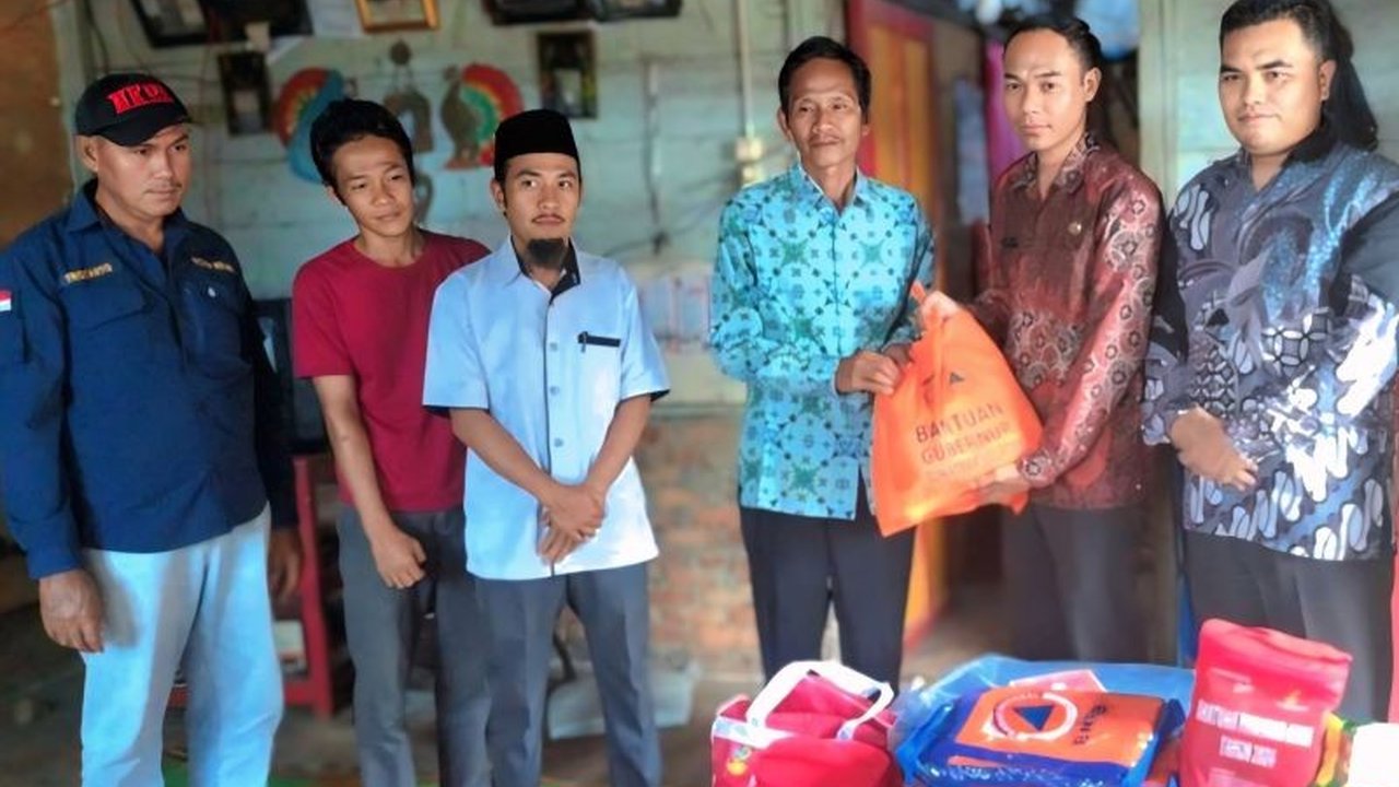 Pemerintah Kabupaten OKU Selatan menyalurkan bantuan sosial kepada keluarga Taufik Saleh di Desa Sugih Waras yang rumahnya rusak berat akibat puting beliung pada Jumat, 25 April 2024.