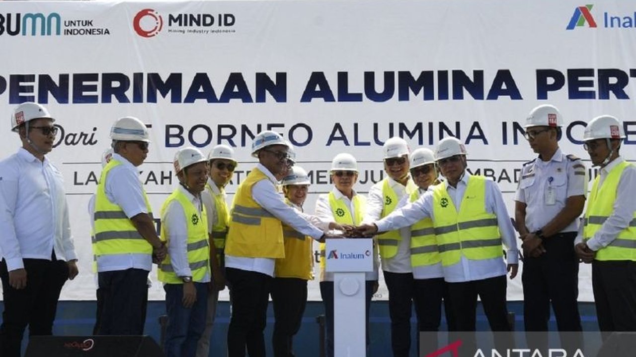 PT Inalum resmi menerima pengiriman perdana alumina dari PT BAI, menandai langkah signifikan dalam hilirisasi industri aluminium Indonesia dan mengurangi ketergantungan impor.