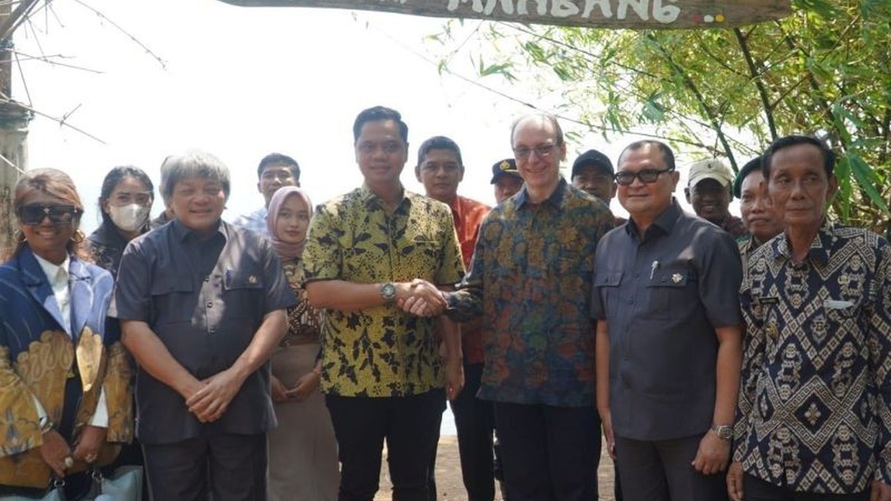 Duta Besar Spanyol meninjau lokasi calon pelabuhan ekspor di Balong, Jepara, Jawa Tengah, proyek senilai Rp71 triliun yang berpotensi meningkatkan perekonomian daerah.