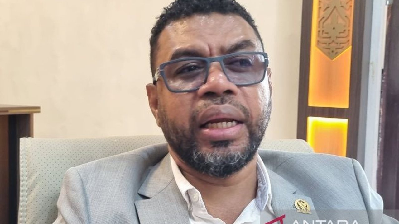 Ketua Komite III DPD RI, Filep Wamafma, memberikan apresiasi tinggi terhadap sinergisitas PT Freeport Indonesia, Pemprov Papua Barat, dan Unipa dalam memajukan sektor pendidikan, kesehatan, dan ekonomi di Papua Barat.