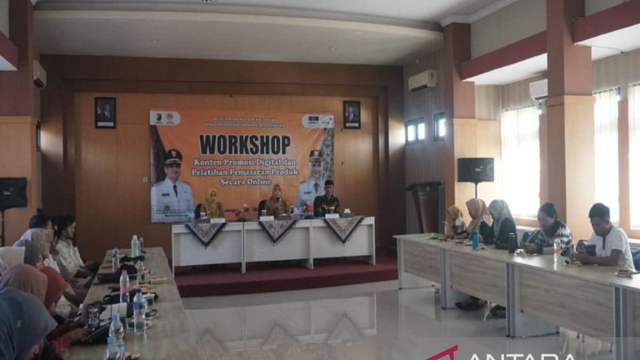 Pemerintah Kota Pekalongan menyelenggarakan pelatihan pemasaran daring bagi UMKM lokal untuk meningkatkan daya saing dan memperluas jangkauan pasar produk mereka, khususnya batik, makanan, pakaian, dan kerajinan.