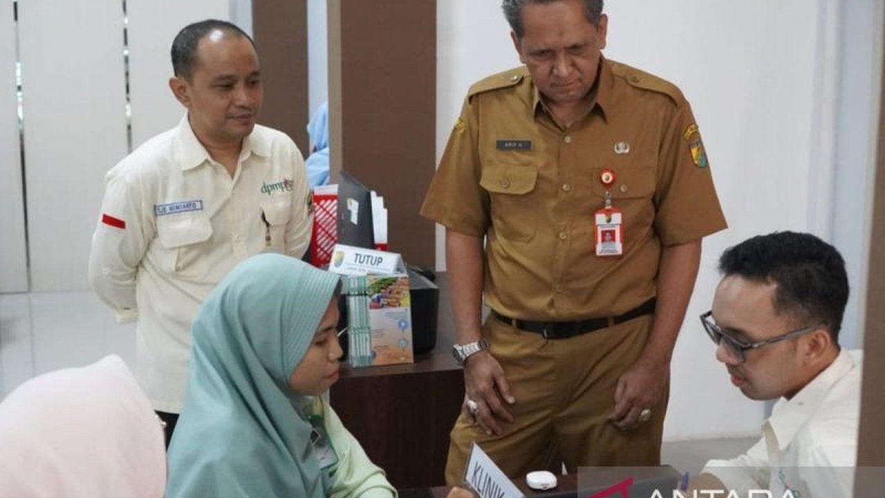 Pemerintah Provinsi Jawa Tengah berkomitmen membantu pelaku usaha dalam mengurus perizinan, dibuktikan dengan klinik OSS di Pekalongan yang memudahkan proses perizinan, khususnya bagi UMKM seperti usaha makanan.