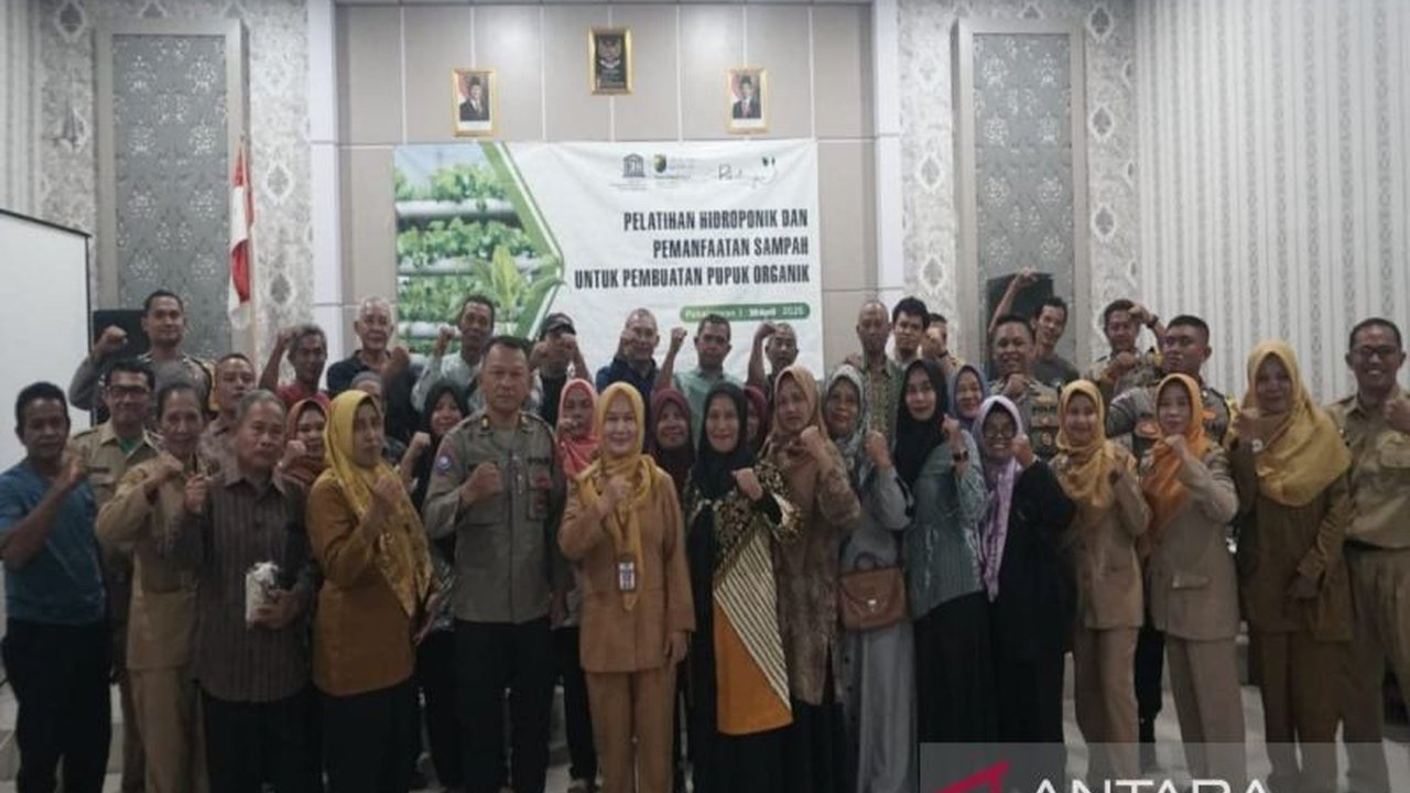 Pemerintah Kota Pekalongan menggelar pelatihan hidroponik untuk meningkatkan ketahanan pangan dan mengatasi keterbatasan lahan pertanian, dengan harapan masyarakat dapat bercocok tanam di lahan sempit sekalipun.