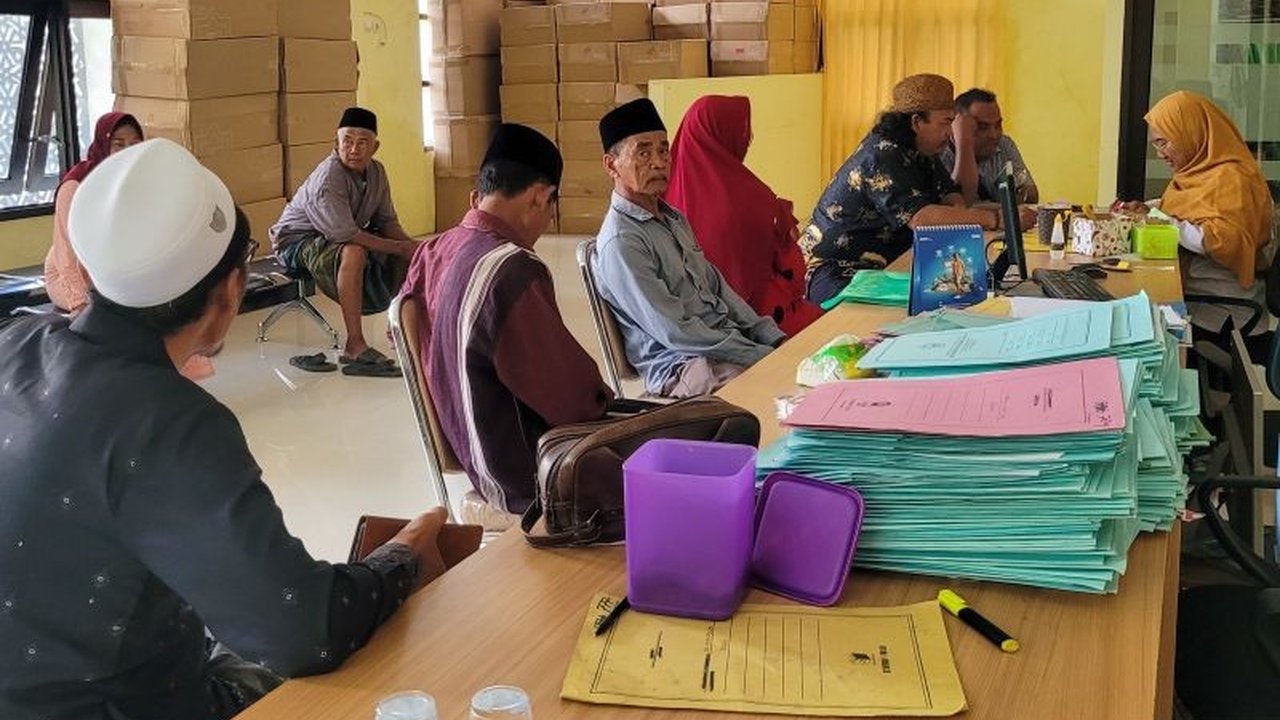 Sebanyak 979 calon haji dari Situbondo, Jawa Timur, telah melunasi biaya haji dan siap diberangkatkan ke Tanah Suci pada Mei 2025, terdiri dari kuota reguler dan cadangan.