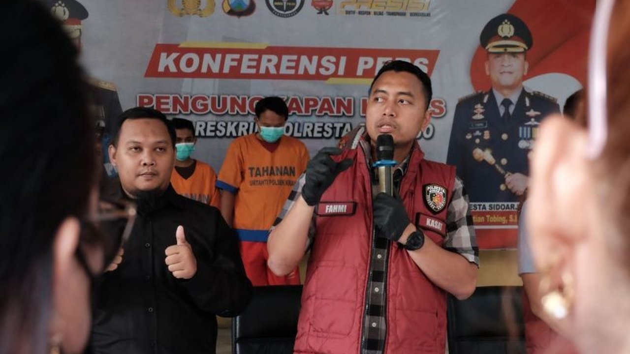 Polisi Sidoarjo menangkap dua karyawan pabrik mebel yang mencuri kabel tembaga milik perusahaan; kerugian ditaksir ratusan juta rupiah.