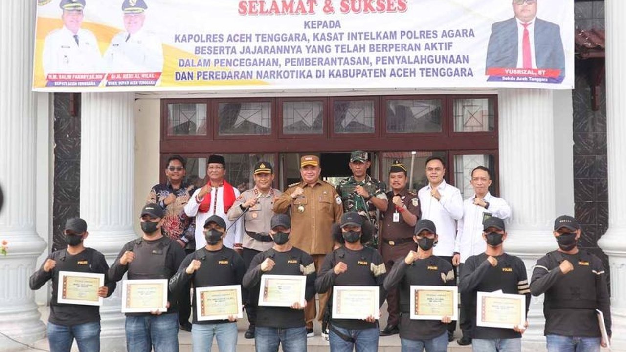 Kapolres Aceh Tenggara dan jajarannya menerima penghargaan dari Bupati setempat atas keberhasilan menggagalkan peredaran satu kilogram sabu senilai Rp1,5 miliar,  menunjukkan komitmen bersama dalam memerangi narkoba.