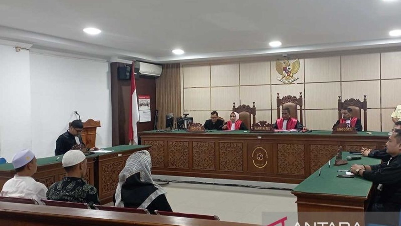Pembacaan vonis kasus korupsi pembangunan jalan di Aceh Tamiang ditunda, tiga terdakwa terancam hukuman penjara dan denda atas kerugian negara mencapai Rp738,7 juta.