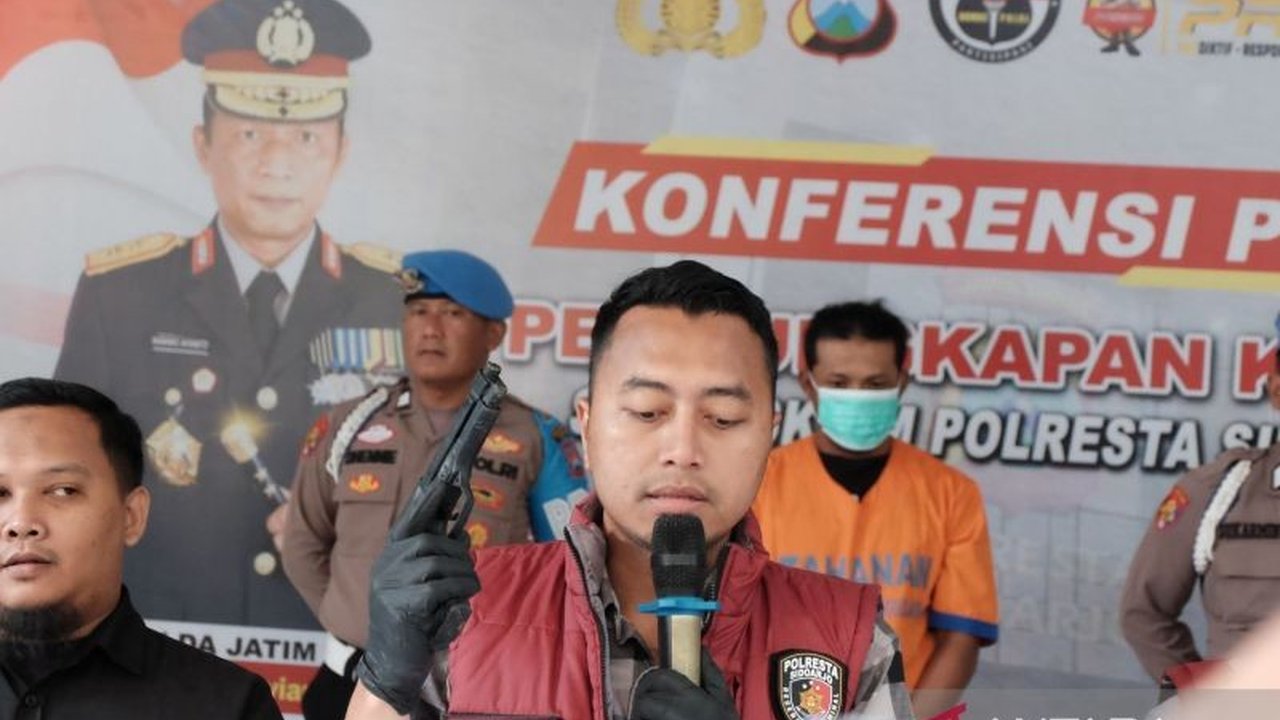 Seorang pencuri di Sidoarjo ditangkap polisi setelah mencuri barang berharga dan menodong saksi dengan senjata mainan; pelaku merupakan residivis dengan catatan kriminal sebelumnya.