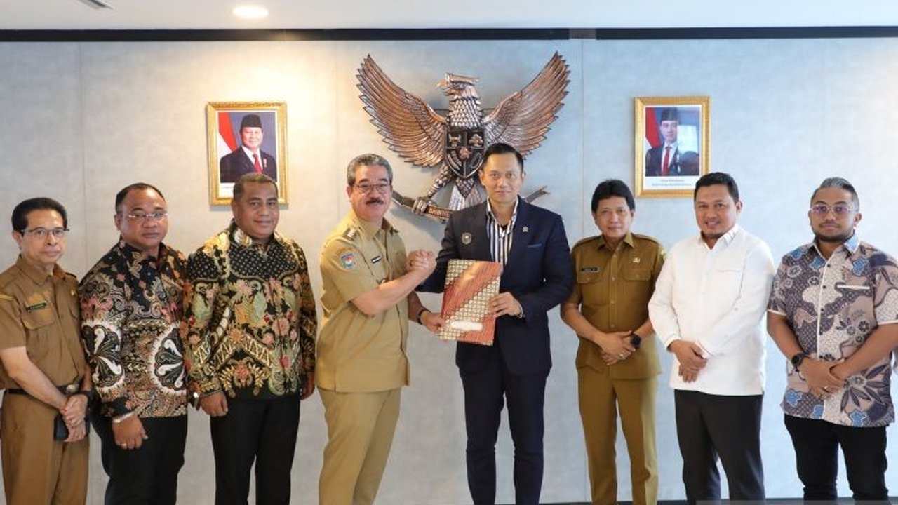 Gubernur Maluku, Hendrik Lewerissa, bertemu Menko Infrastruktur Agus Harimurti Yudhoyono untuk membahas percepatan pembangunan Pelabuhan Terpadu Maluku (MIP) dan proyek infrastruktur lainnya di Ambon.