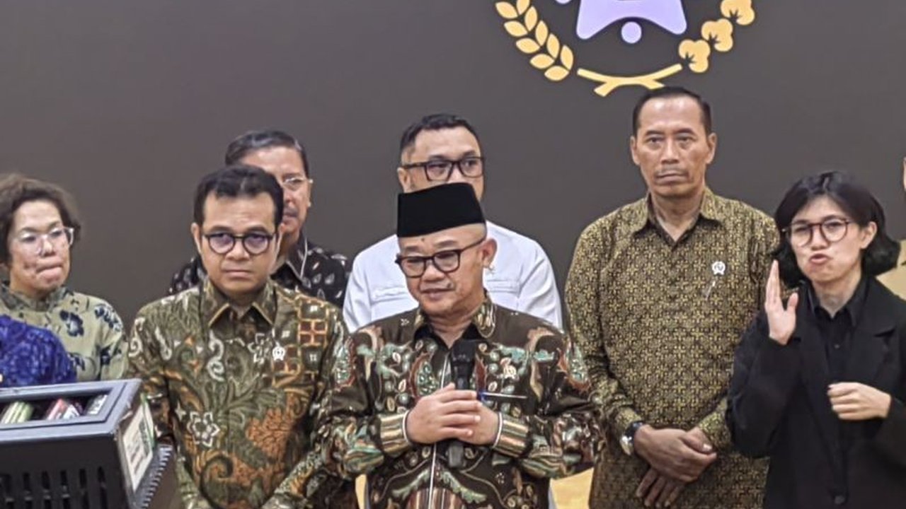 Kemendikdasmen segera menerapkan mata pelajaran AI dan Coding di sekolah dasar hingga menengah sebagai kurikulum pilihan, dimulai tahun pelajaran 2025-2026, untuk mempersiapkan generasi digital yang cerdas dan berkarakter.